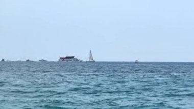 Zevkli yatlar ve ufuktaki mavi denizde tekneler