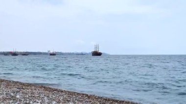 Zevkli yatlar ve ufuktaki mavi denizde tekneler