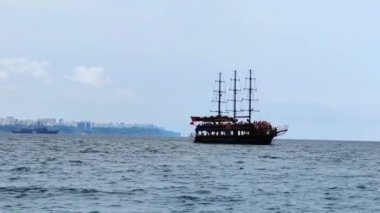 Zevkli yatlar ve ufuktaki mavi denizde tekneler