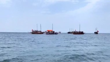 Zevkli yatlar ve ufuktaki mavi denizde tekneler