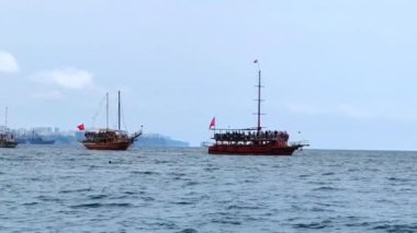 Zevkli yatlar ve ufuktaki mavi denizde tekneler