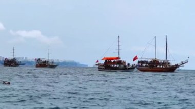 Zevkli yatlar ve ufuktaki mavi denizde tekneler