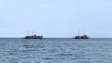 Zevkli yatlar ve ufuktaki mavi denizde tekneler