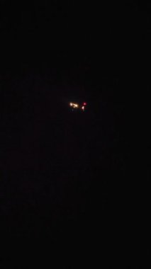 Gece gökyüzünde bir jet uçağı hızla uçuyor.