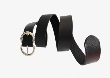 Beyaz arka planda metal tokalı siyah deri kadın kemeri.