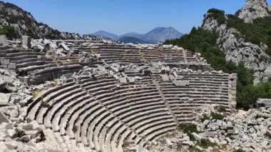 Eski bir harabe taştan amfi tiyatronun kalıntıları.