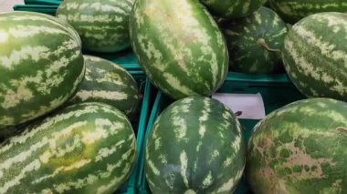  Yeşil çizgili karpuzlar markette satışta.