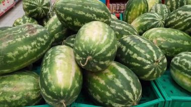  Yeşil çizgili karpuzlar markette satışta.