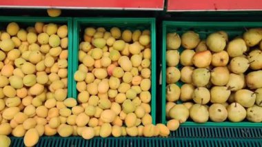 Taze meyveler sarı kayısılar ve armutlar, markette satılan kutularda yeşil ve kırmızı elmalar