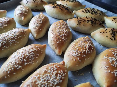  Susam tohumları ve siyah kimyon serpiştirilmiş geleneksel oryantal turtalar.
