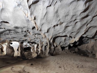Bir mağaranın gri duvarları, ilkel insanların yaşadığı yer.