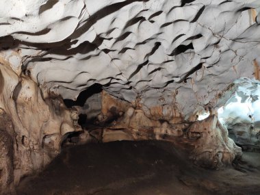 Bir mağaranın gri duvarları, ilkel insanların yaşadığı yer.