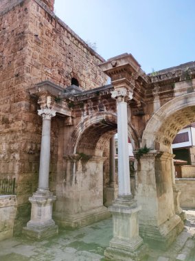 Antik şehrin harabe taş giriş kapısı kemerli ve uzun kolonları var.