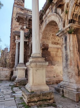 Antik şehrin harabe taş giriş kapısı kemerli ve uzun kolonları var.