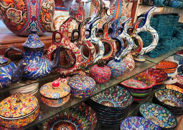  Dekoratif seramik Türk sürahileri, vazolar ve renkli doğu süslemeleri ile tabaklar