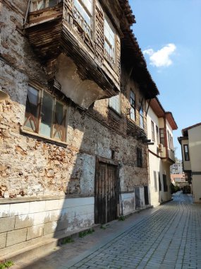 Taş cepheli evleri olan eski bir kasaba caddesi.