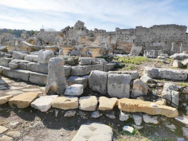 Antik taş kalıntıları eski Roma döneminden kalma yapılar ve binaların parçaları.