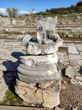 Antik taş kalıntıları eski Roma döneminden kalma yapılar ve binaların parçaları.