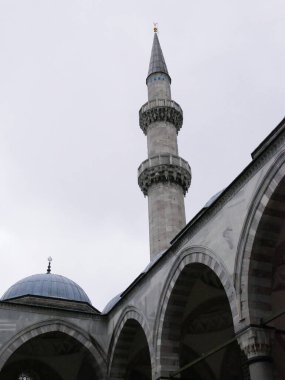 Yuvarlak kubbeli ve minareli Doğu Camii.