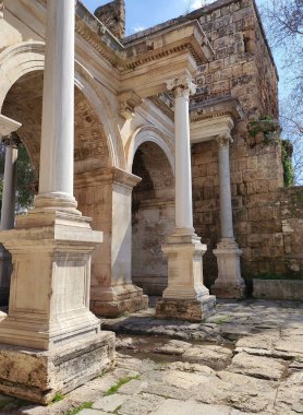Antik şehrin harabe taş giriş kapısı kemerli ve uzun kolonları var.