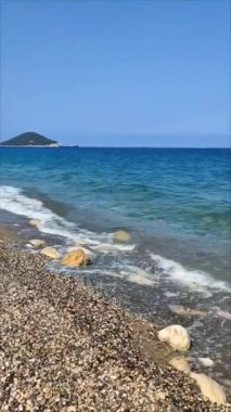 Güzel mavi Akdeniz dalgaları, ufukta süzülen gemiler