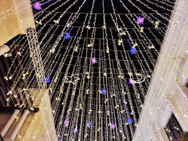 Parlak Yeni Yıl Şenliği. Sarı lambalar ve renkli kar taneleriyle LED çelenk.