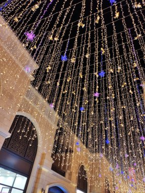 Parlak Yeni Yıl Şenliği. Sarı lambalar ve renkli kar taneleriyle LED çelenk.