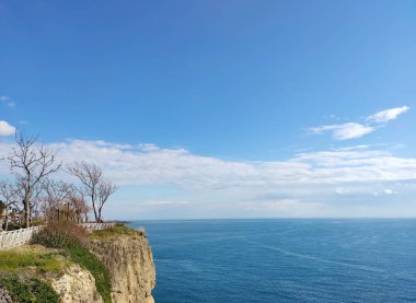Güzel sakin mavi Akdeniz ve kayalık uçurum