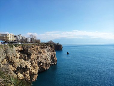 Güzel sakin mavi Akdeniz ve kayalık uçurum