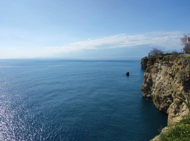 Güzel sakin mavi Akdeniz ve kayalık uçurum