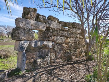 Eski bir şehirde taş bir duvar yıkıldı.