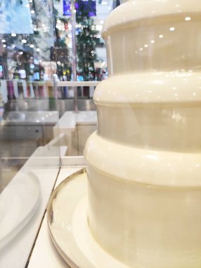 Beyaz tatlı çikolata çeşmesi çeşitli katlarda