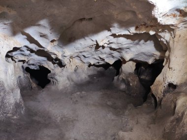 Rahatlama dağındaki mağara, ilkel insanların yaşadığı yer.