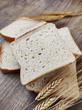 Kare parça ekmek ve kuru buğday.