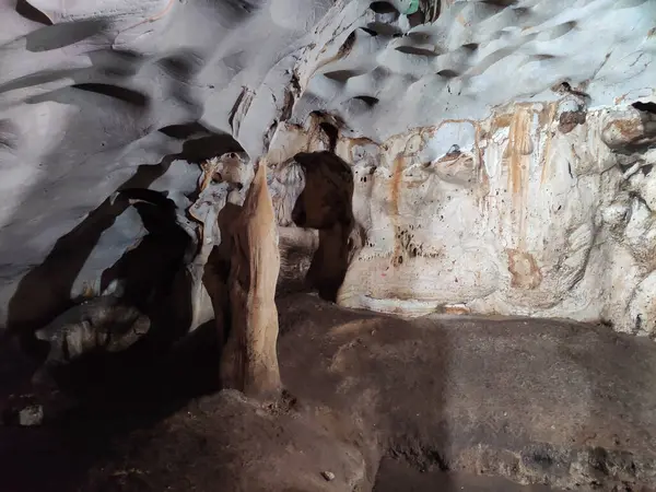 Bir dağ taşı gri kahverengi duvar yükseltilmiş bir yüzey, çöküntüler ve çıkıntılarla