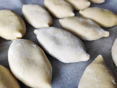 İçi doldurulmuş lezzetli Rus turtaları.