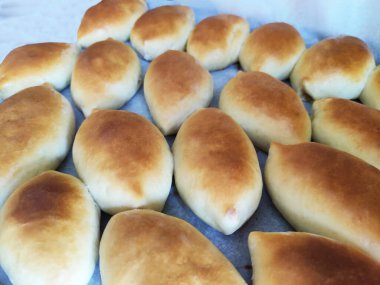 İçi doldurulmuş lezzetli Rus turtaları.