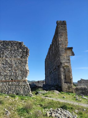Eski bir şehirde taş bir duvar yıkıldı.