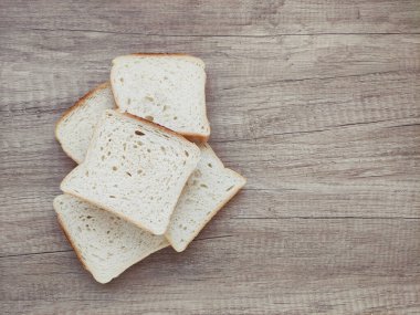 Kare beyaz ekmek parçaları ahşap bir zeminde