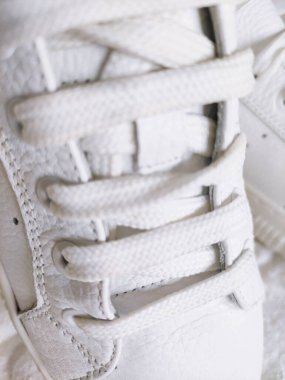 Beyaz spor ayakkabılı beyaz bağcıklar