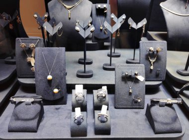 Altın kadın mücevherleri, kolyeler, bilezikler, yüzükler ve küpeler.