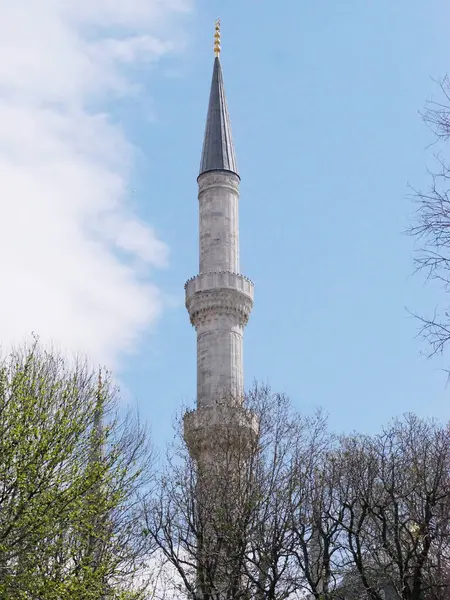 Osmanlı mimari tarzında antik bir tarihi cami, kubbeler, minareler, kemerler ve dekoratif elementlerle