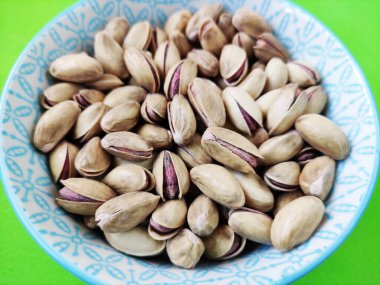  Dekoratif bir tabakta taze kurutulmuş fıstık.