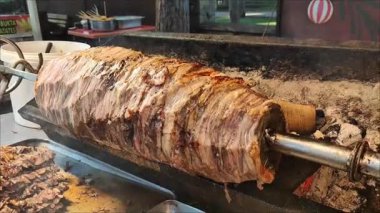 Küçük bir gölü ve yeşil tropik ağaçları olan bir yaz şehri parkı.