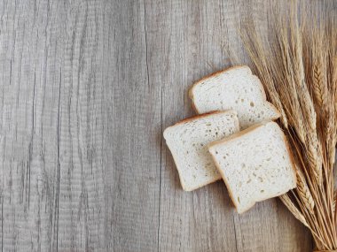 Kare parça ekmek ve kuru buğday.