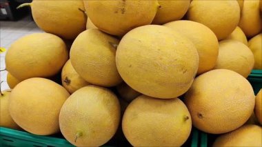 Doğal yeşil kavunlar ve markette satılan yeşil karpuzlar.