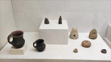 Eski bir medeniyetin kazılarında bulunan antika seramik kaplar, sürahiler, tabaklar.