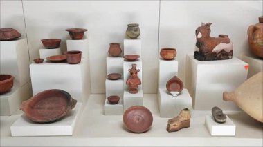 Eski bir medeniyetin kazılarında bulunan antika seramik kaplar, sürahiler, tabaklar.