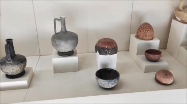 Eski bir medeniyetin kazılarında bulunan antika seramik kaplar, sürahiler, tabaklar.