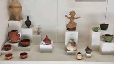 Eski bir medeniyetin kazılarında bulunan antika seramik kaplar, sürahiler, tabaklar.